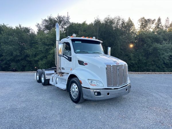 2018 Peterbilt 579 3 Axle Tractor front side