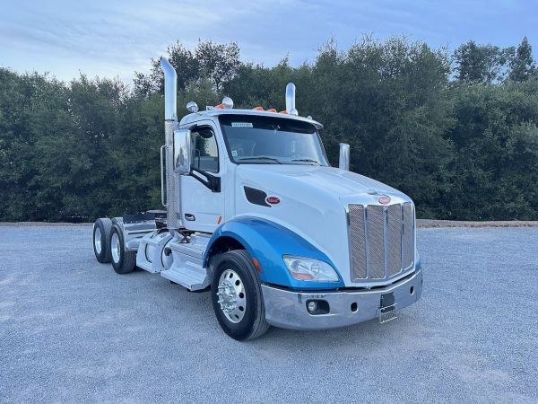 2019 Peterbilt 579 3 Axle Tractor front view