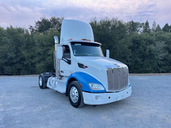 2019 Peterbilt 579 2 Axle Tractor front view