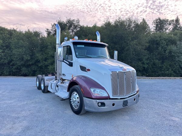 2019 Peterbilt 579 3 Axle Tractor front view