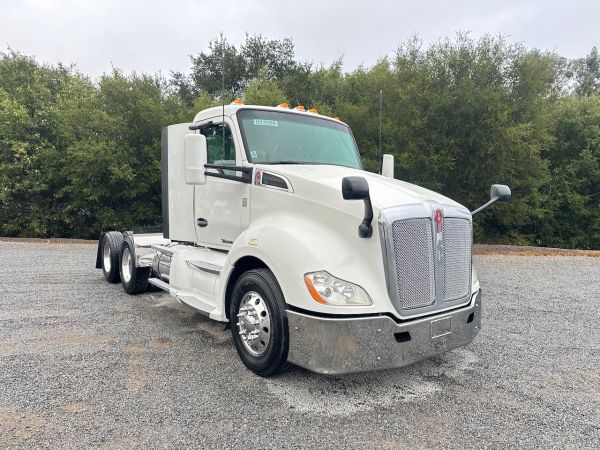 2016 Kenworth T680 3 Axle Tractor front view