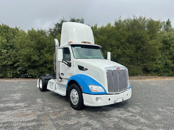 2019 Peterbilt 579 2 Axle Tractor front view