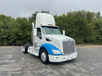 2019 Peterbilt 579 2 Axle Tractor front view