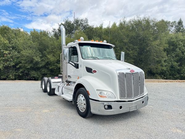2018 Peterbilt 579 3 Axle Tractor front view