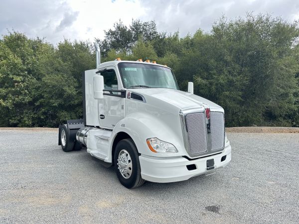 2019 Kenworth T680 2 Axle Tractor front view