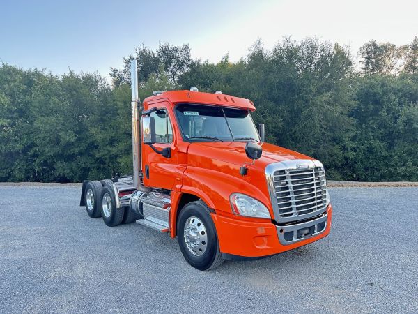 2017 Freightliner Cascadia 3 Axle Tractor front view
