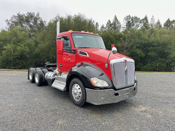 2020 Kenworth T680 3 Axle Tractor front view