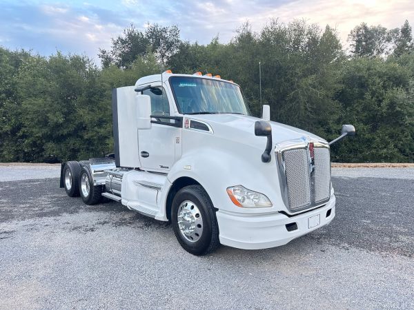 2016 Kenworth T680 3 Axle Tractor