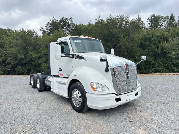 2018 Kenworth T680 3 Axle Tractor