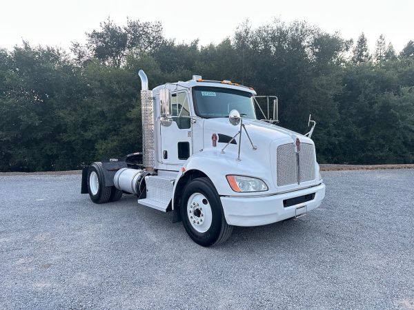 2014 Kenworth T370 2 Axle Tractor front view