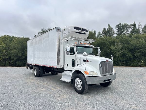 2015 Peterbilt 337 2 Axle Reefer Truck