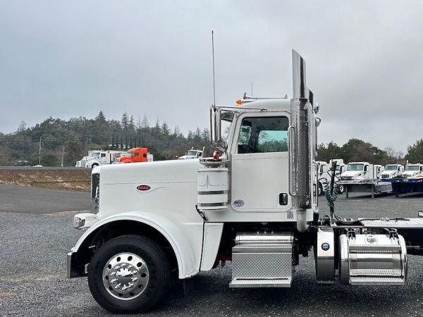 2020 Peterbilt 389 2 Axle Tractor side view