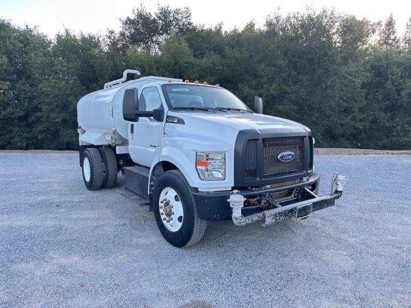 2019 Ford F750 2 Axle Water Truck front view