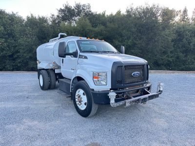 2019 Ford F750 2 Axle Water Truck front view