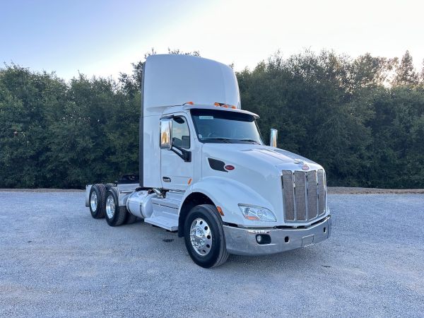 2018 Peterbilt 579 3 Axle Tractor