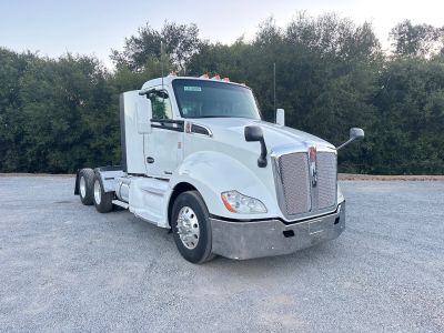 2016 Kenworth T680 3 Axle Tractor